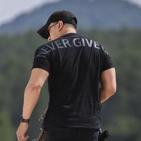 kaos pria never give up kece cowok baju distro keren terbaru