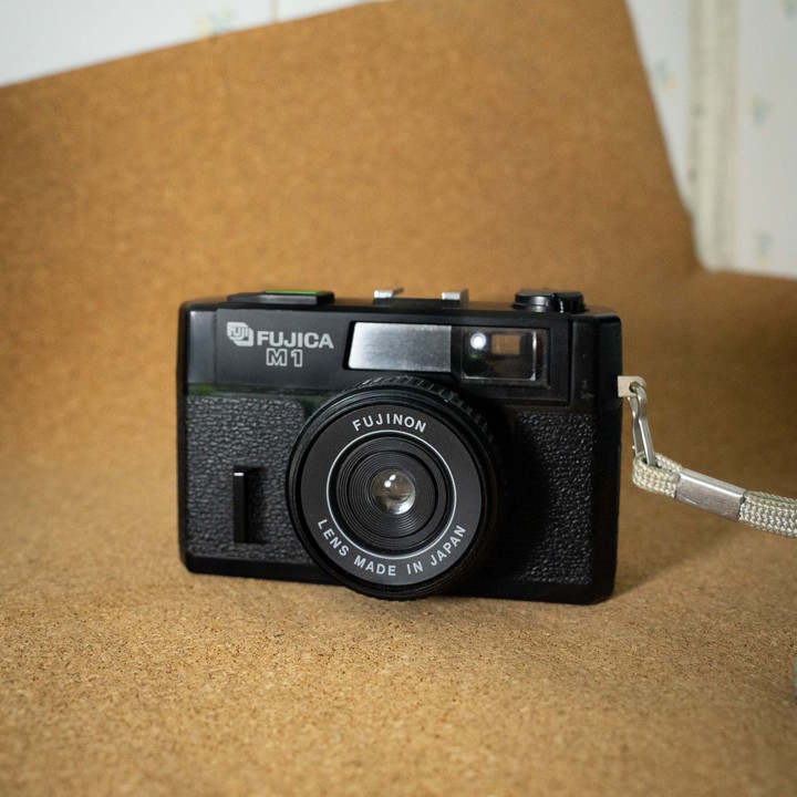 FUJICA M1 HITAM ( backdoor aman !!) LIKE NEW !! KAMERA FILM 